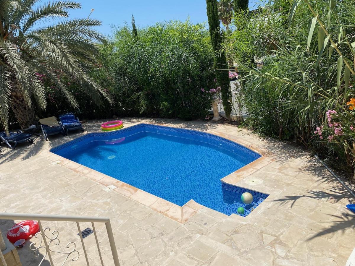 Villa Neyla Four Bedroom Coral Bay Beach Front Exteriör bild