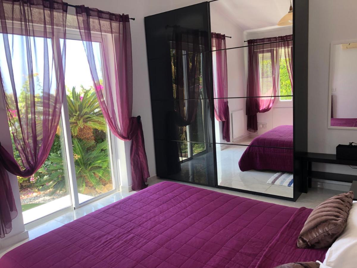 Villa Neyla Four Bedroom Coral Bay Beach Front Exteriör bild