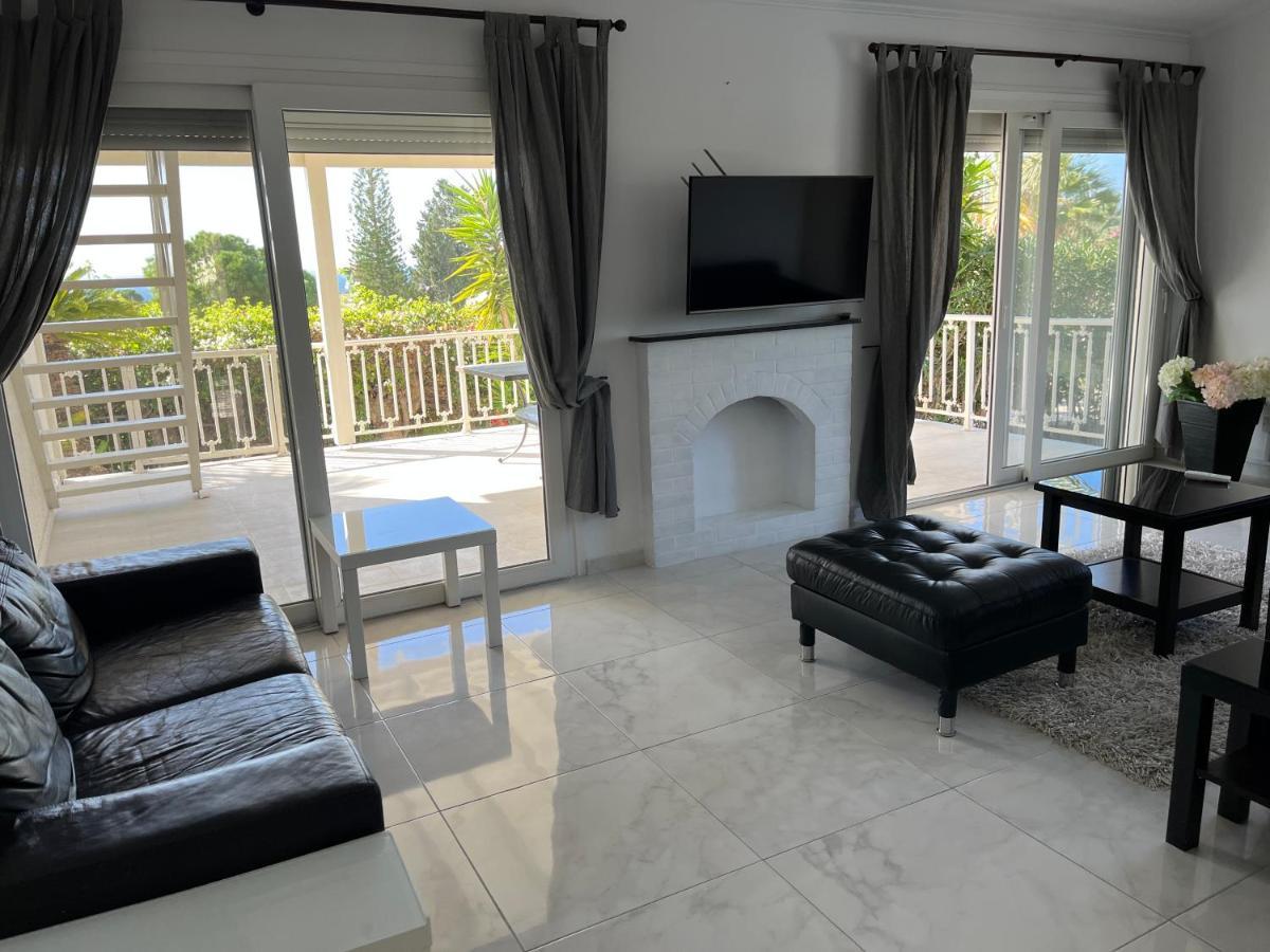 Villa Neyla Four Bedroom Coral Bay Beach Front Exteriör bild