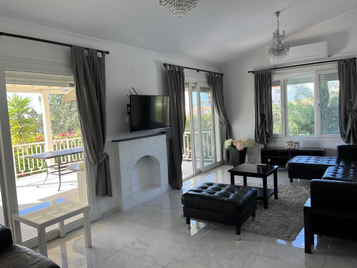 Villa Neyla Four Bedroom Coral Bay Beach Front Exteriör bild