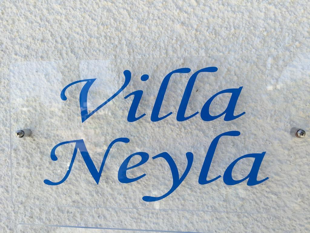 Villa Neyla Four Bedroom Coral Bay Beach Front Exteriör bild